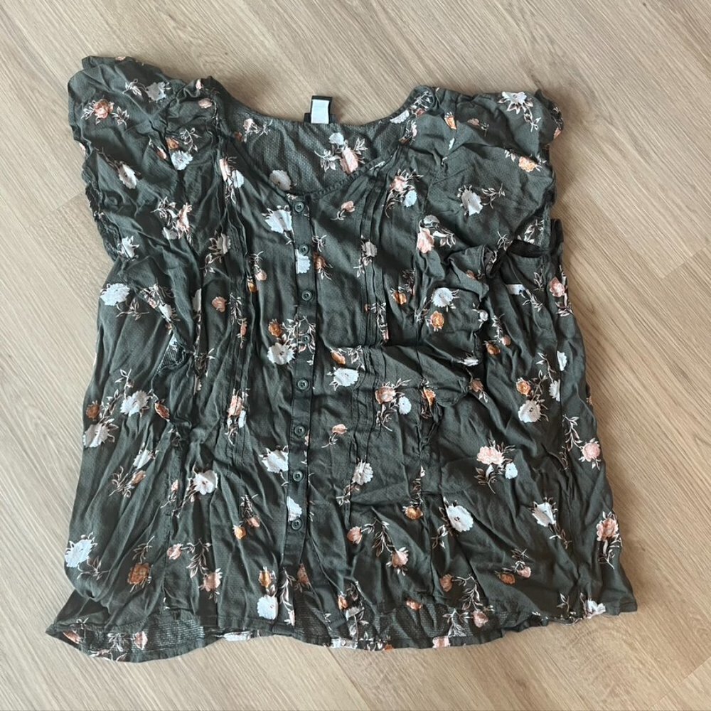 ** Torrid Flutter Sleeve Blouse Green Floral Size 2